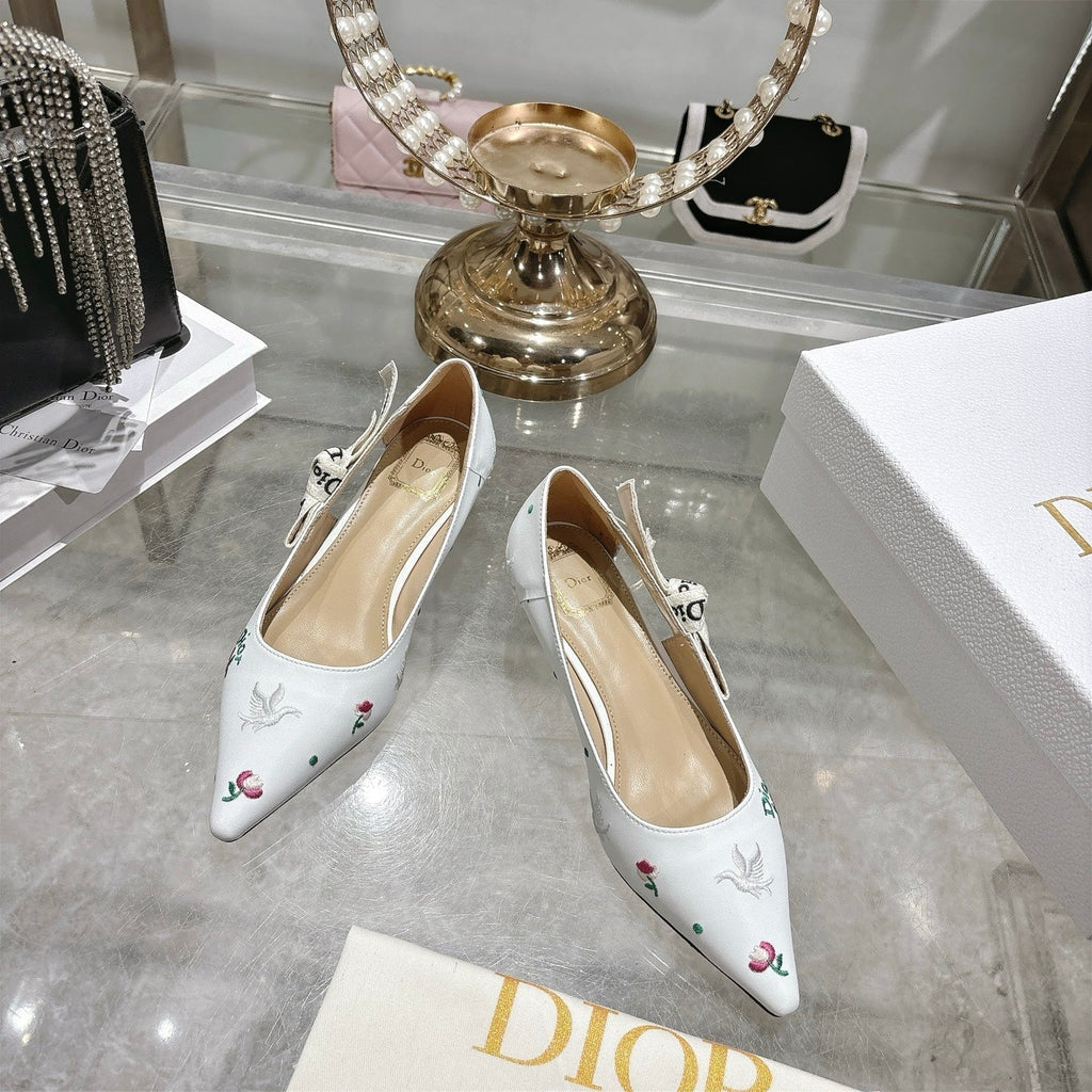 CD 26 High Heel Pump Flower 25 White Sheepskin Ribbon 679715