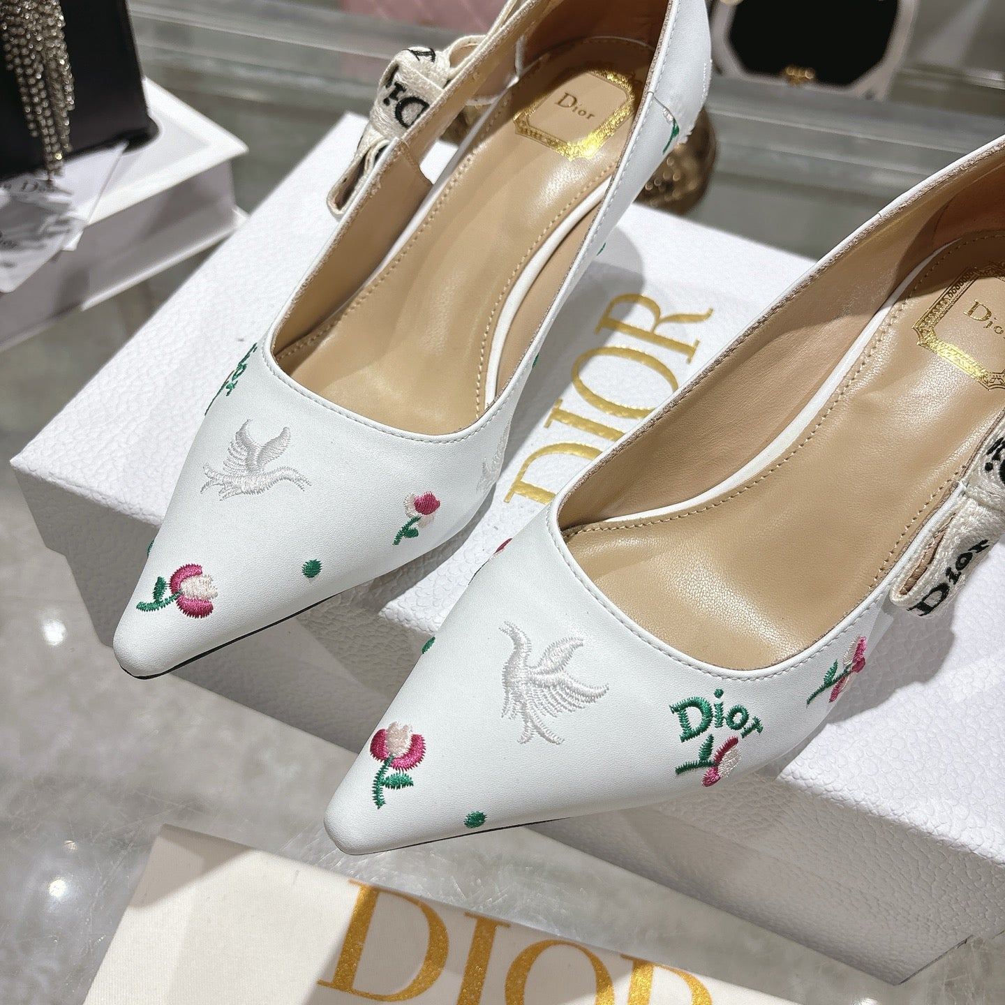 CD 26 High Heel Pump Flower 25 White Sheepskin Ribbon 679715