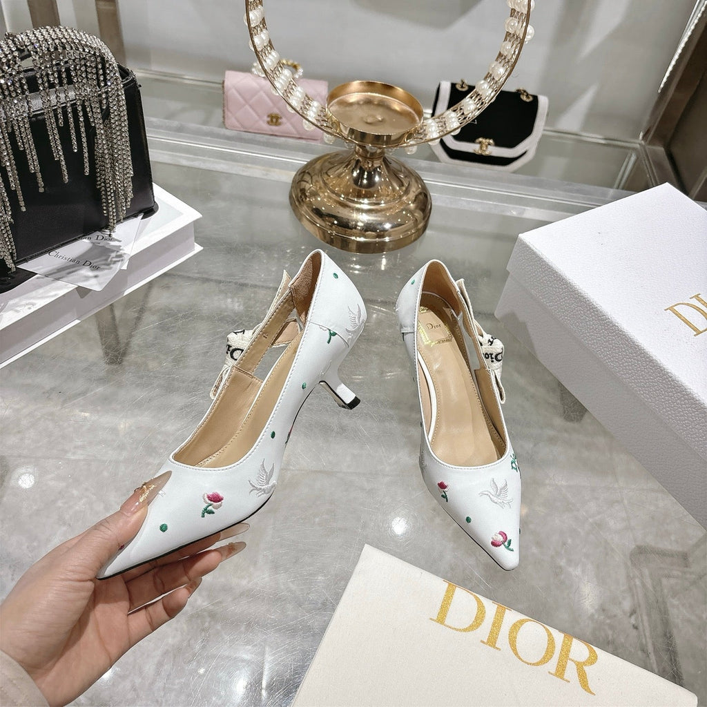 CD 26 High Heel Pump Flower 45 White Sheepskin Ribbon 679716