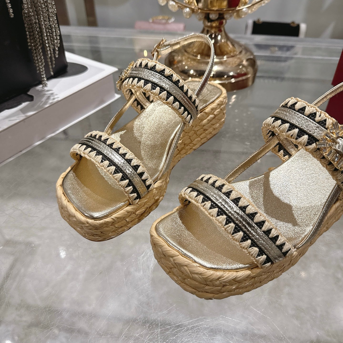 Roger Vivier Wedge Sandals 6cm Gold Black Lambskin Raffia 679798