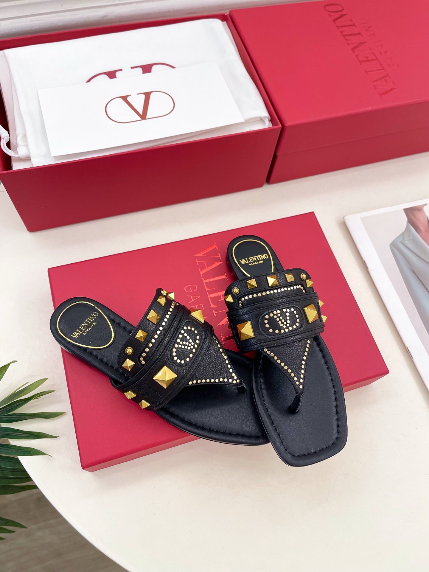 Plaster Caster Buffalo Thong Sandal Black Calfskin And Cowhide 307474