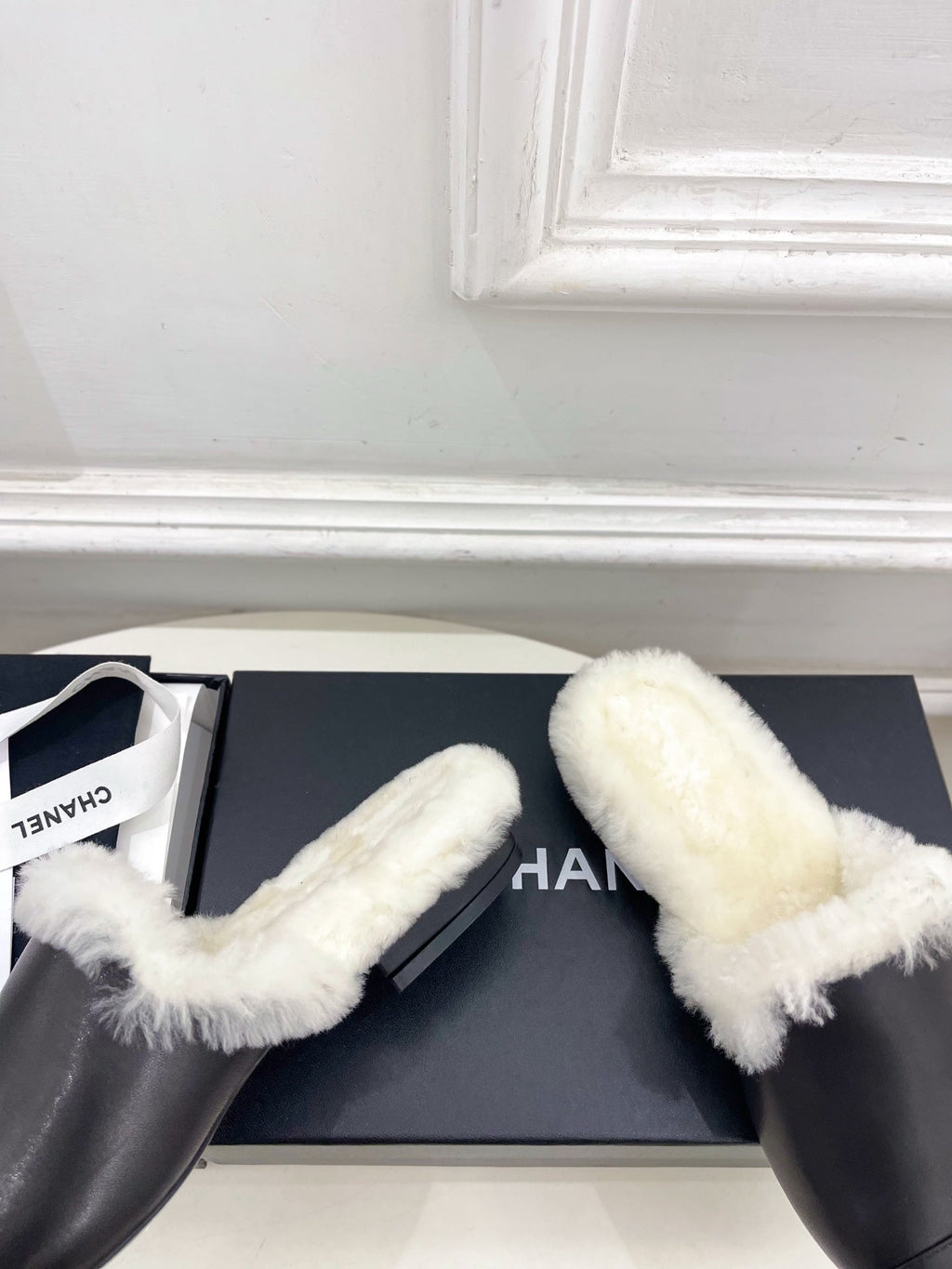 CC 25K Double C Pearl Fur Slippers Black White Calfskin Shearing 586997