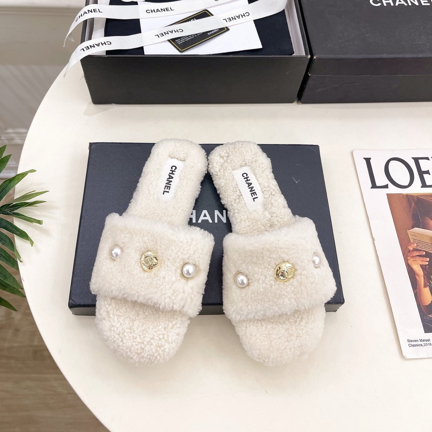 CC 25K Double C Pearl Fur Slippers White Shearing 587001