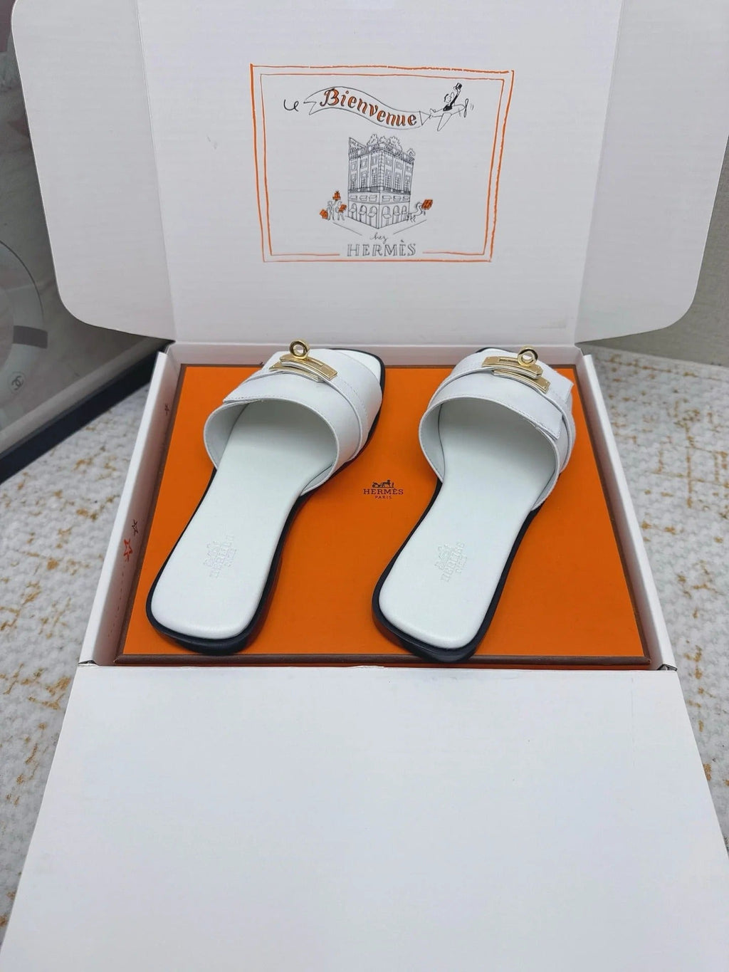 HM 26ss Oasis Sandals White Sheepskin Gold Buckle 625159