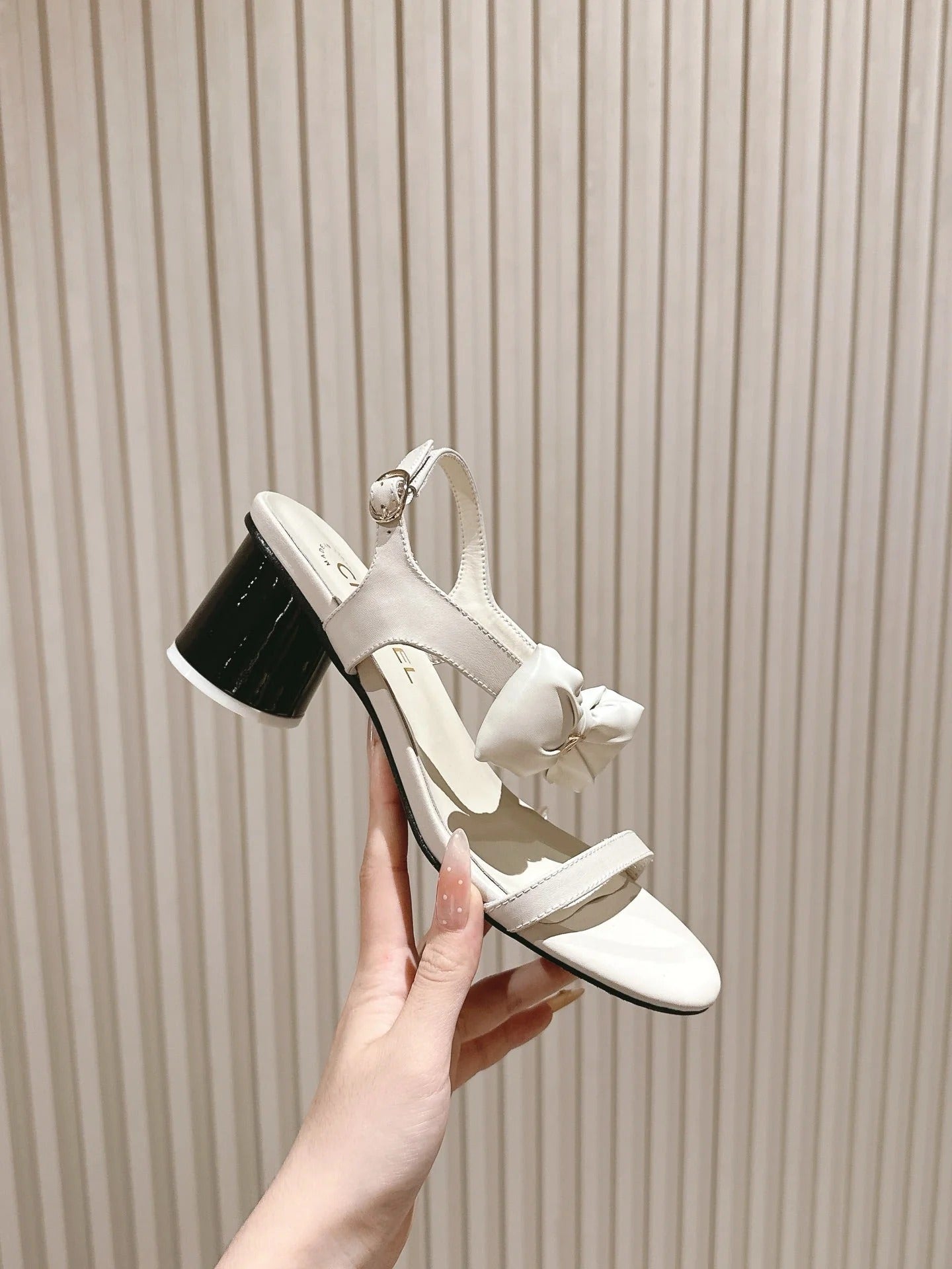 CC 26s Bow Sandals 55 White Cowhide 658465
