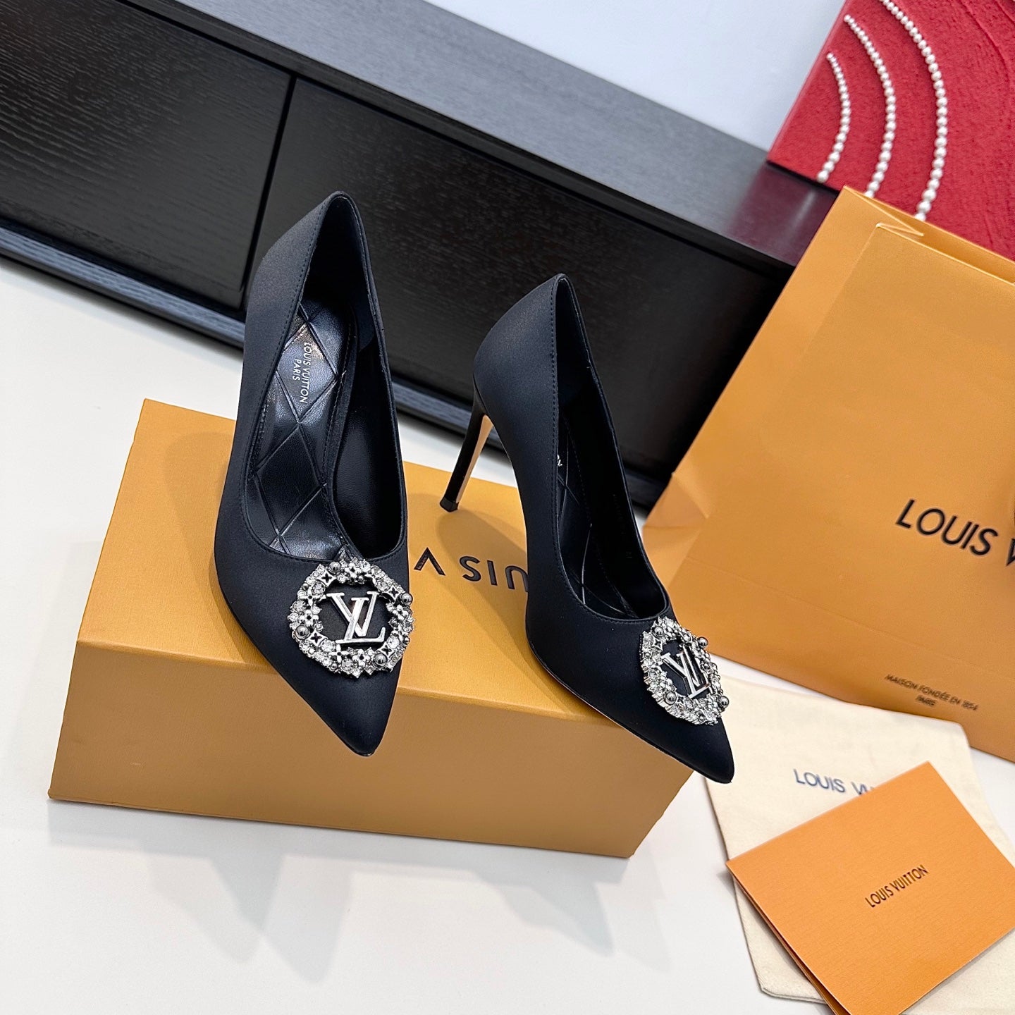LV 26s Pointed-Toe High Heels 95 Black Premium Satin 622452