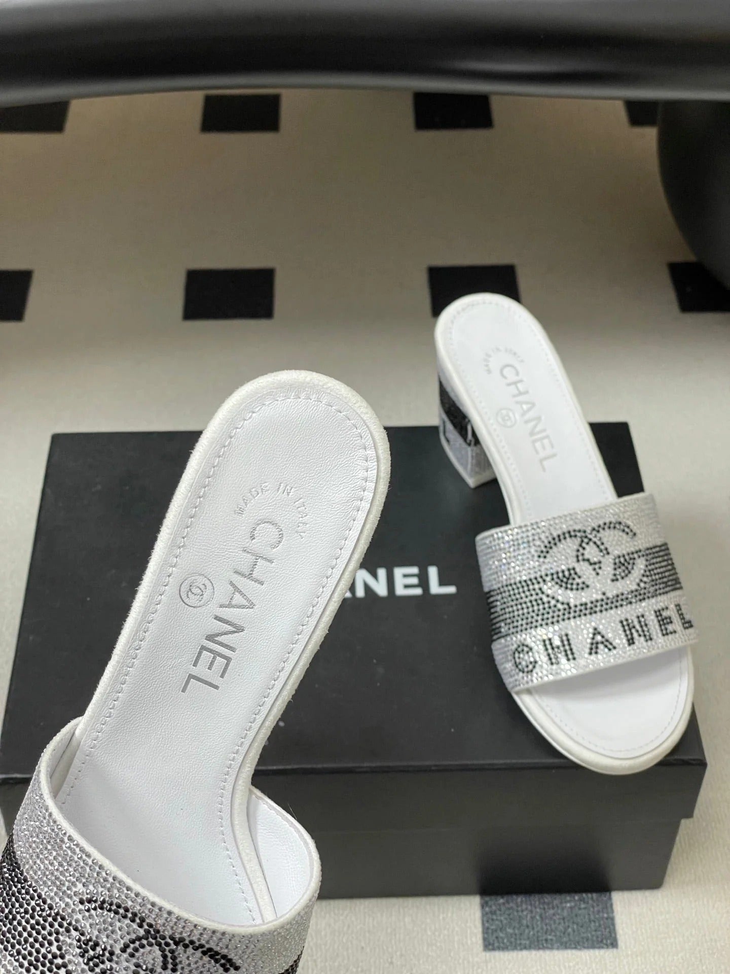CC 26s Sandals 70 White Gray Sheepskin Rhinestones 649512
