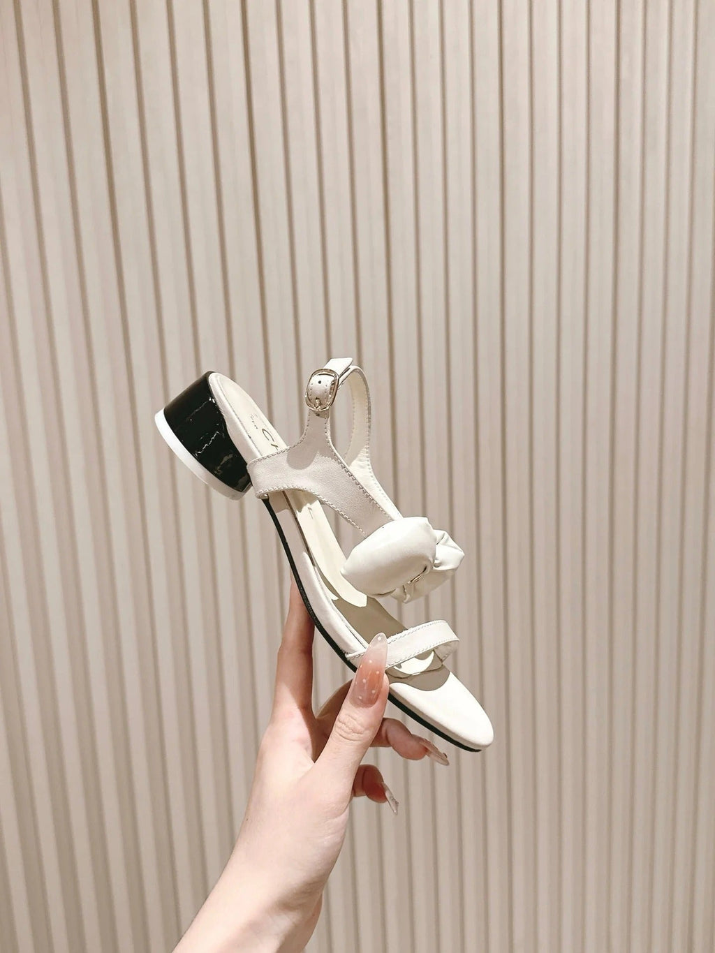 CC 26s Bow Sandals White Cowhide 658468