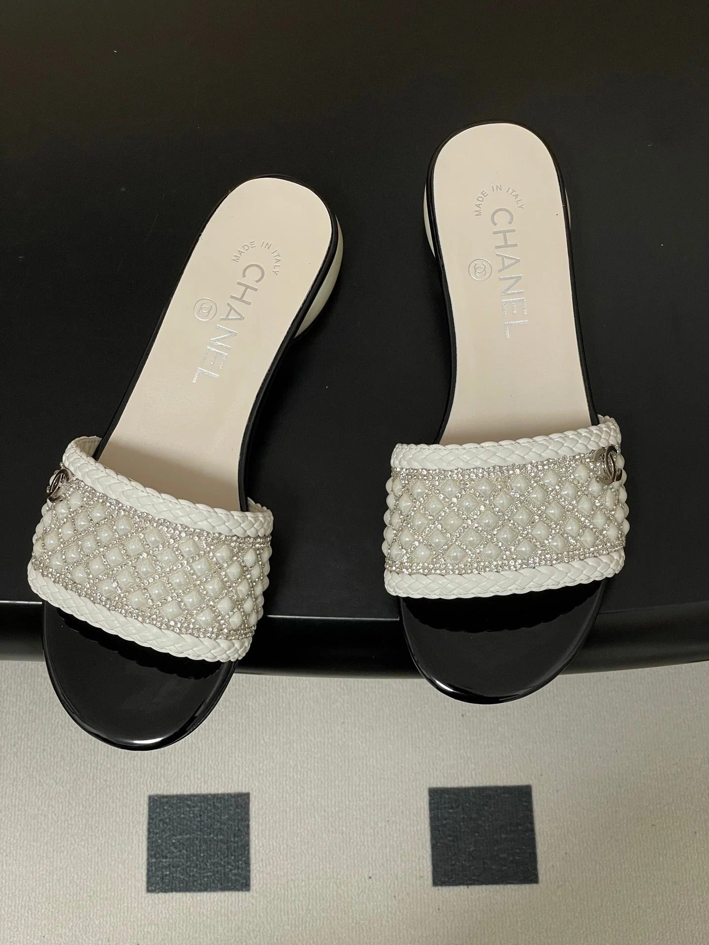 CC 26s Pearl Flat Sandals White Patent Leather 649542