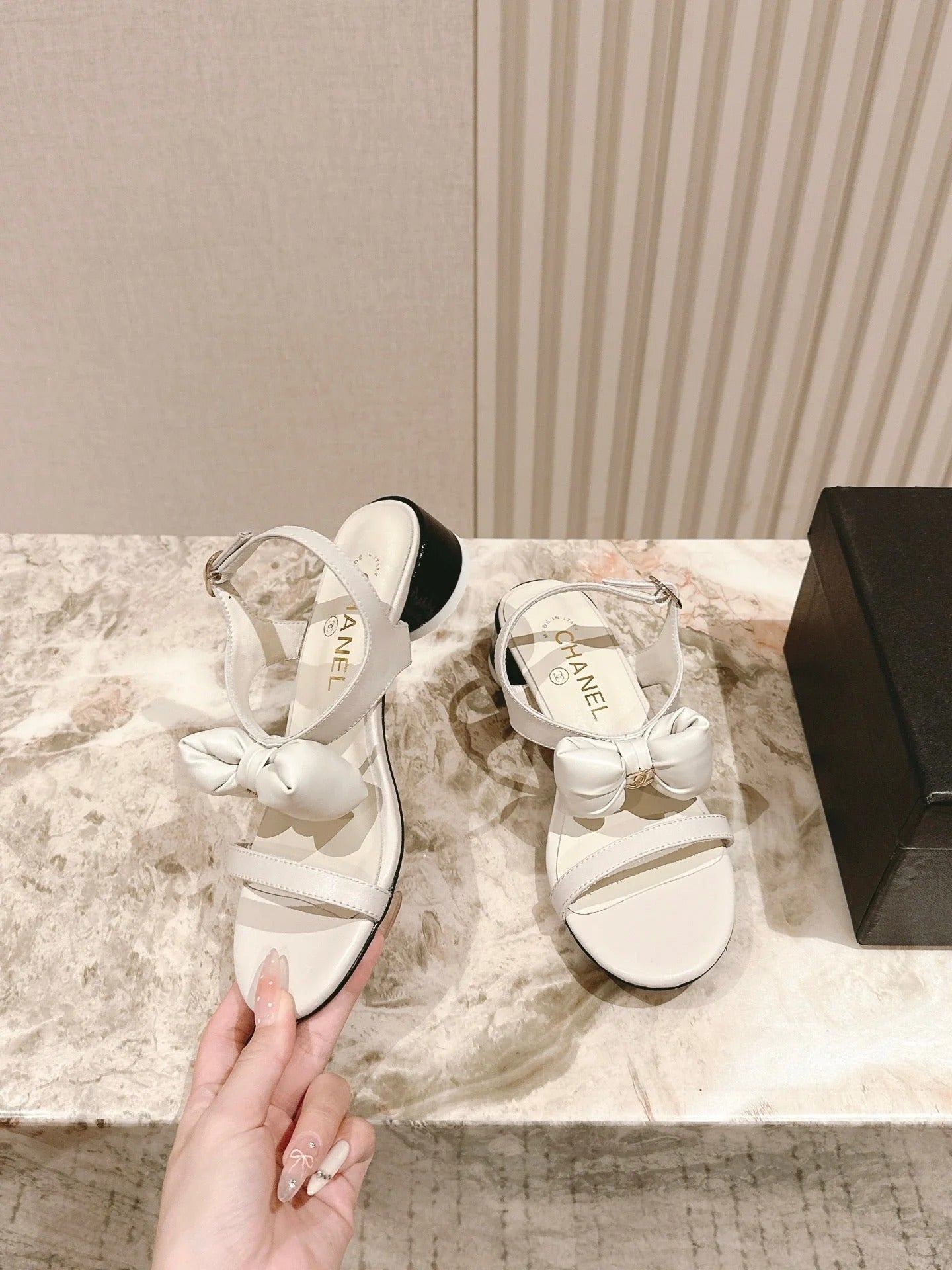 CC 26s Bow Sandals White Cowhide 658468