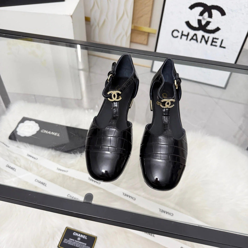 CC 26s Flat Sandals Black Cowhide Patent Leather 183576