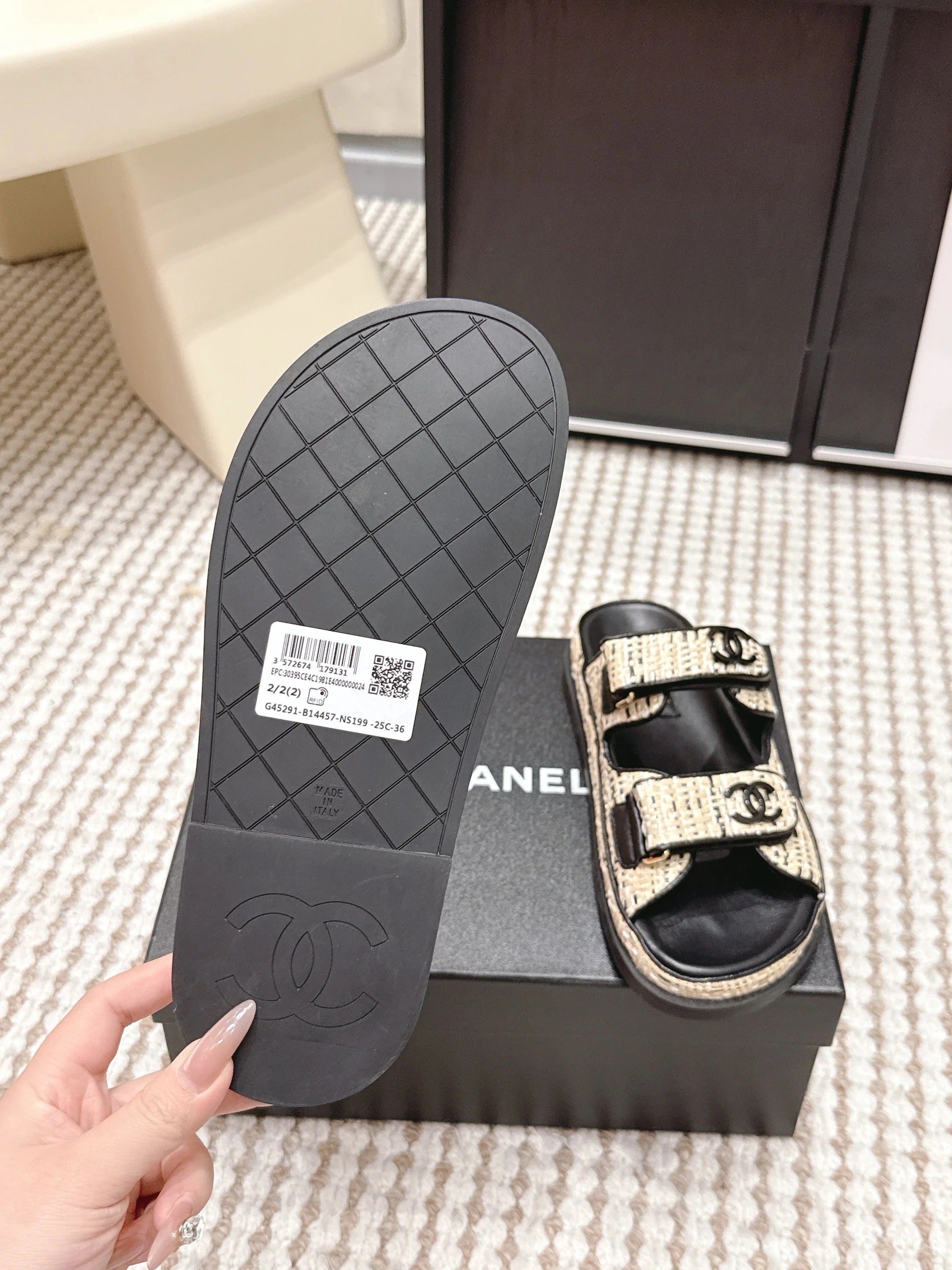 CC 26s Sandals Black Beige Leather Raffia 632396