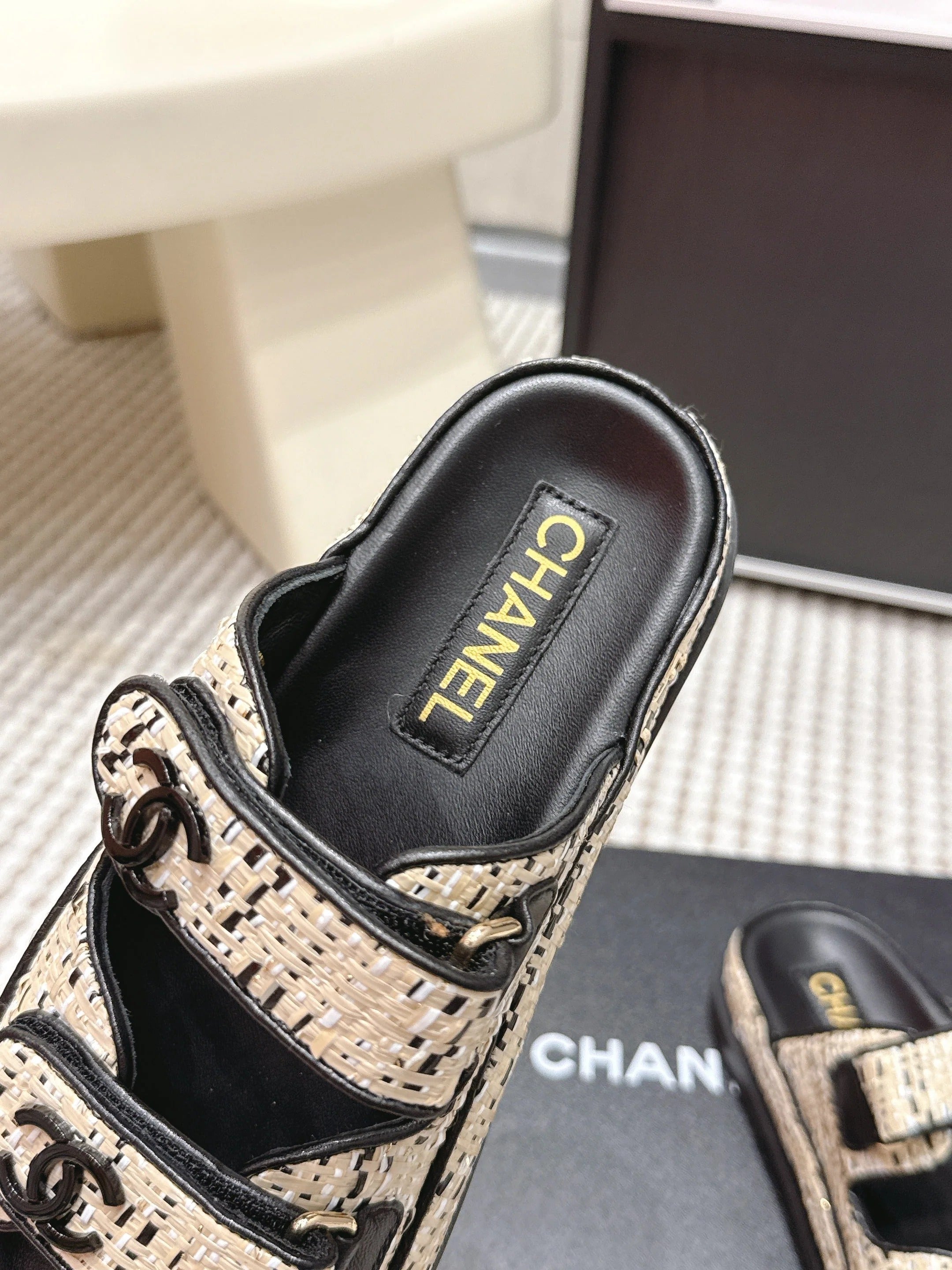 CC 26s Sandals Black Beige Leather Raffia 632396