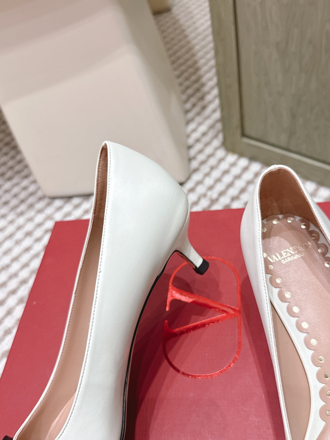 VT 26s Pump 45 White   Leather 612253