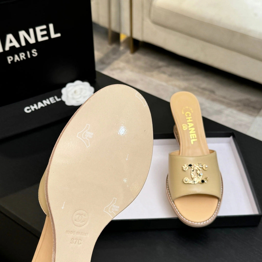 CC 2026 Wedge Sandals 65 Beige Lambskin Gold Black Logo 667765