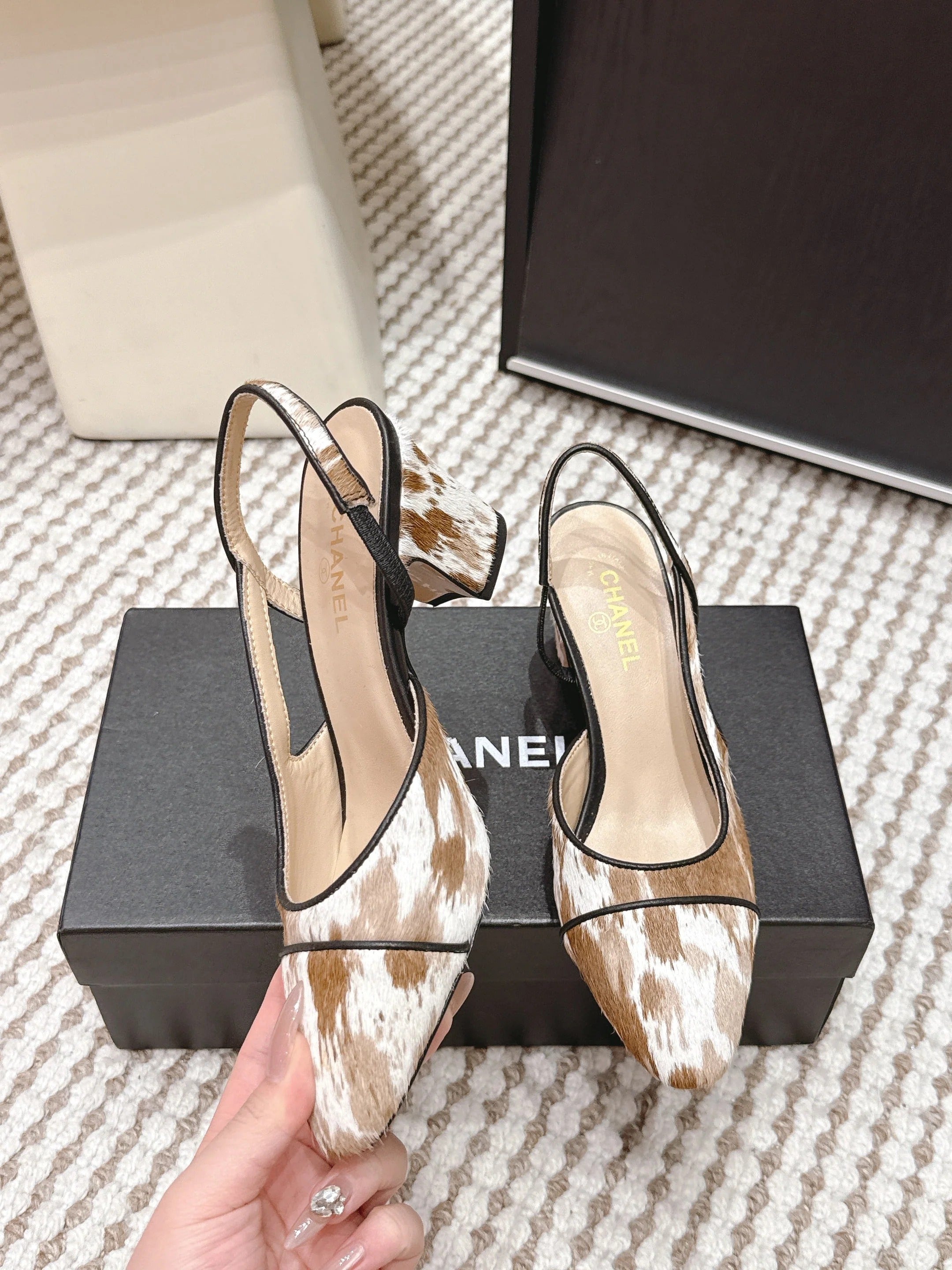 CC 26s Slingback 65 Beige White Leopard Leather 652655