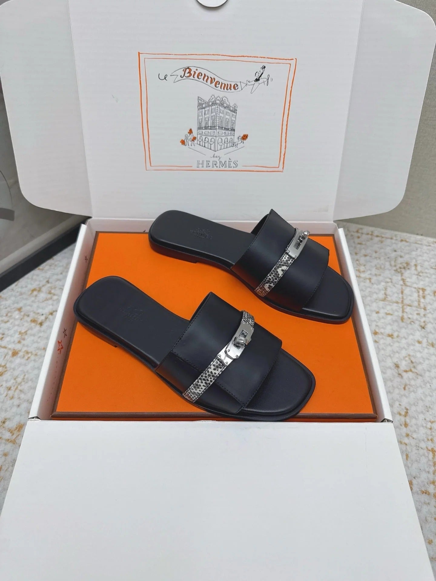 HM 26ss Slippers Black Cowhide Sliver Buckle 625153