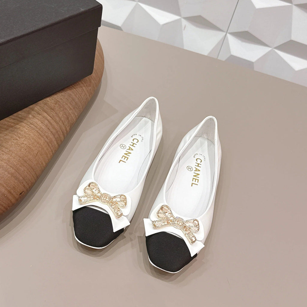 CC 26s Ballet Flats White Black Sheepskin 650291