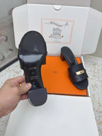 HM 26ss Oasis Sandals 50 Black Sheepskin Gold Buckle 625161