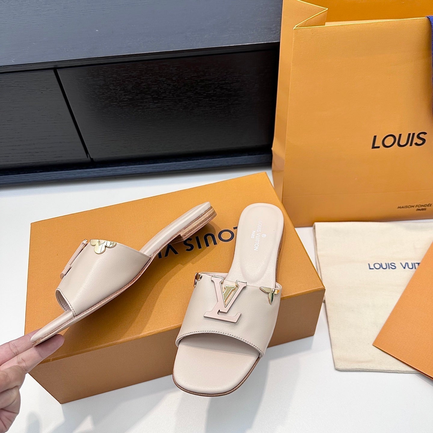 LV 26s V-Buck Sandals Light Beige Calfskin 622393