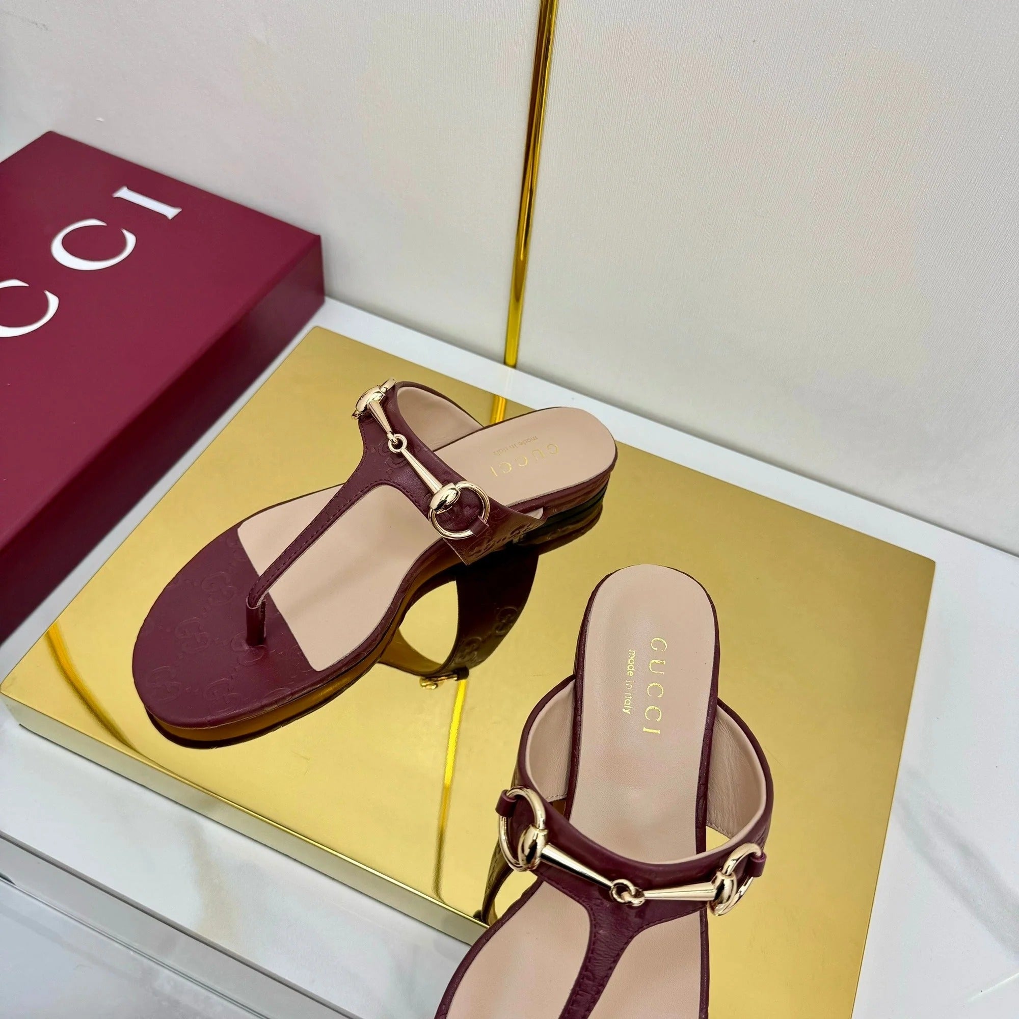 THONG SANDALS IN RED LAMBSKIN PRINTED LOGO WITH GOLD HARDWARE
