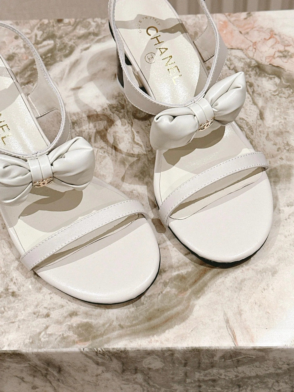 CC 26s Bow Sandals 55 White Cowhide 658465