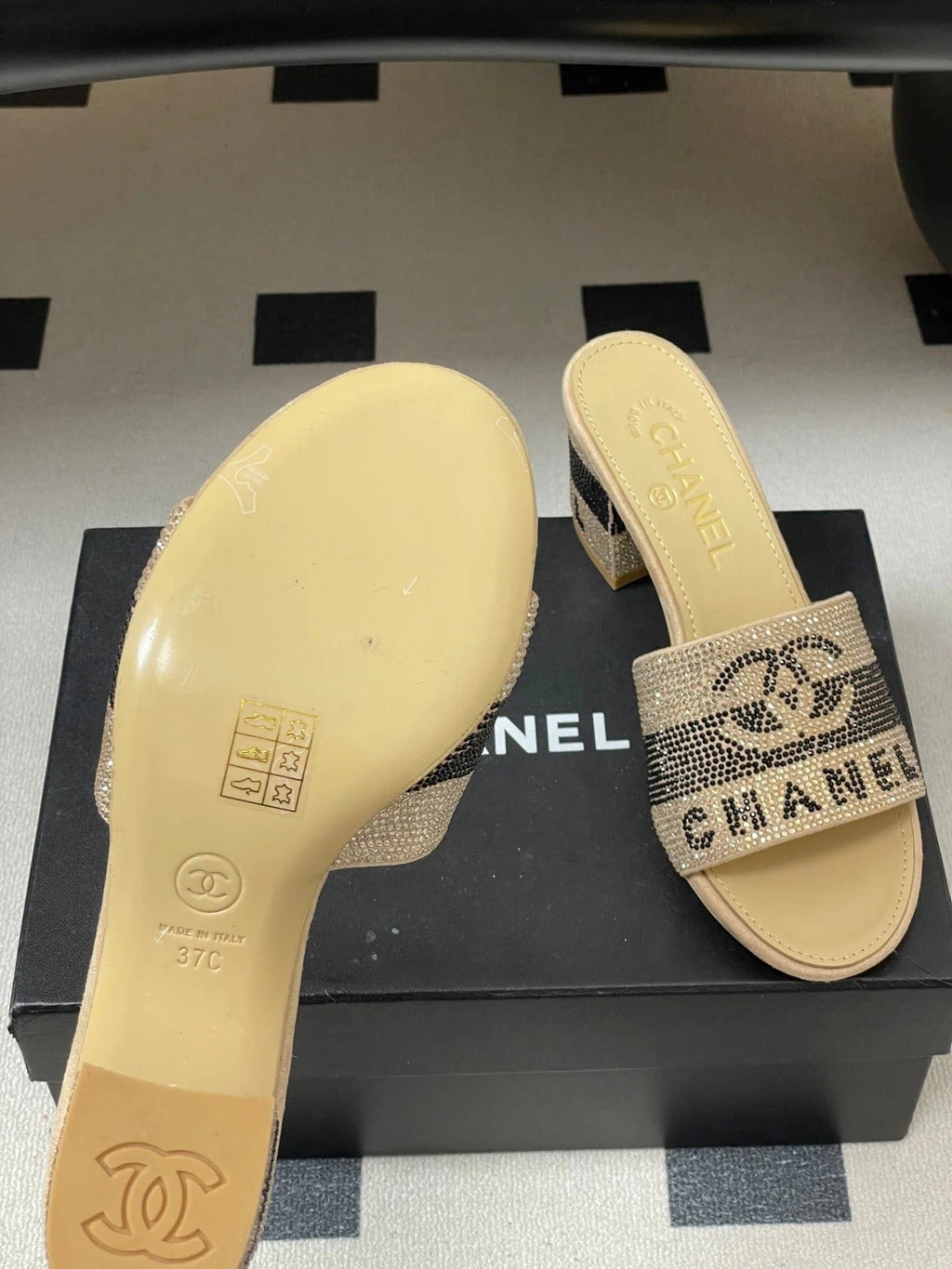 CC 26s Sandals 70 Beige Sheepskin Rhinestones 649511
