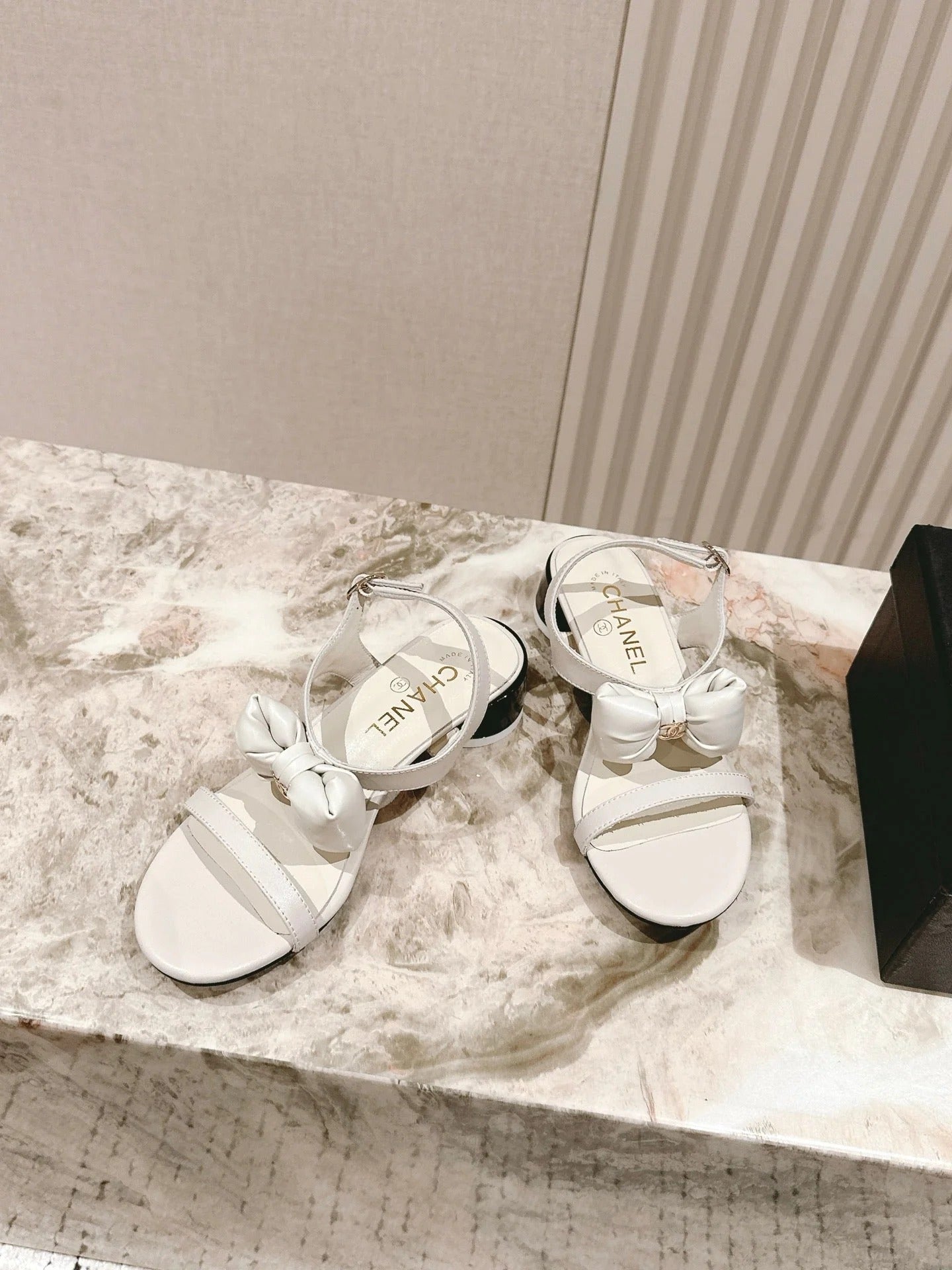 CC 26s Bow Sandals White Cowhide 658468