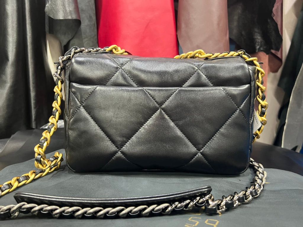 FLAP BAG 26CM GOLD HARDWARE BLACK CALFSKIN