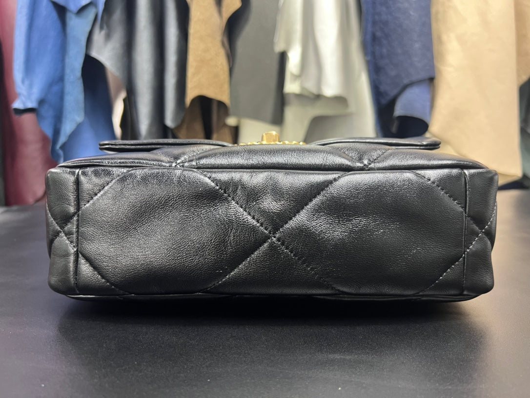 FLAP BAG 26CM GOLD HARDWARE BLACK CALFSKIN